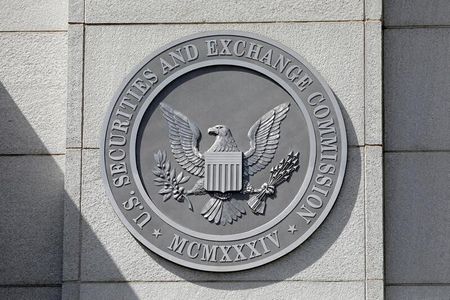 　米証券取引委員会（ＳＥＣ）はネット証券が株式取引の頻度を上げるためにスマートフォンのアプリに組み込んでいる「行動心理的な刺激」に対する規制強化を模索している。写真はワシントンのＳＥＣ本部で２０２１年５月撮影（２０２２年　ロイター／Andrew Kelly）