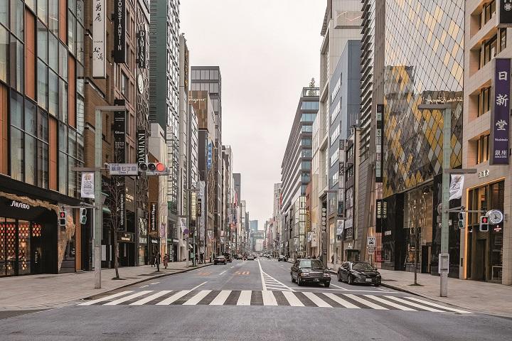 中国人観光客が大挙して押し寄せ買い物をしていた銀座（上）に彼らの姿はない MASSIMO RUMIーBARCROFT MEDIA／GETTY IMAGES
