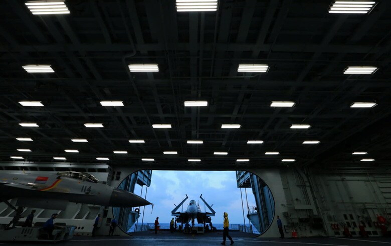 中国空母「遼寧」と艦載機（2018年4月18日、東シナ海での演習中）　REUTERS