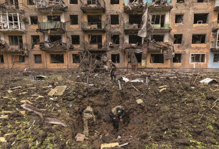 ミサイルで破壊された住宅を視察するウクライナ軍関係者（ウクライナ東部ドネツク州）　JORGE SILVAｰREUTERS