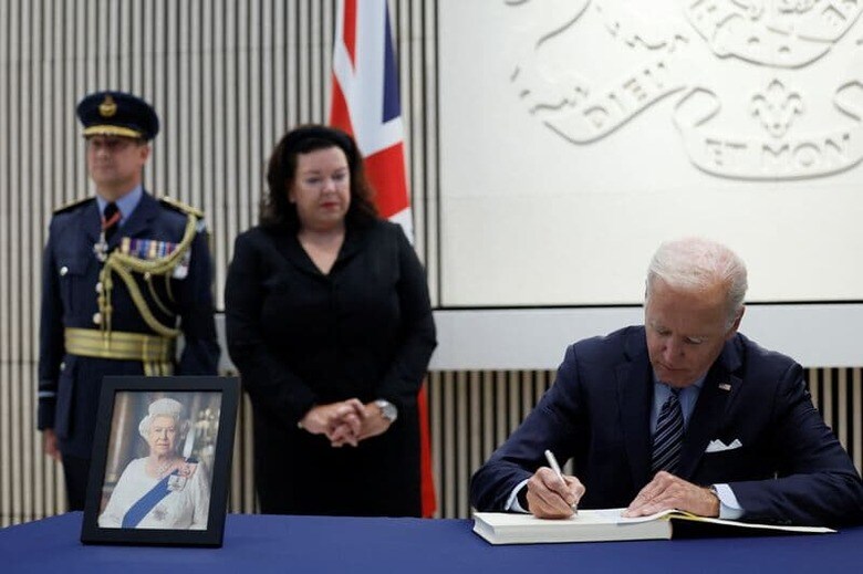9月8日、 英国のエリザベス女王が死去した。写真は同日、ワシントンの英大使館を弔問に訪れ記帳するバイデン米大統領（2022年　ロイター/Evelyn Hockstein）