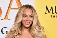 【写真】【動画】下半身が丸見え...ビヨンセ、ステージ上での「まさかのハプニング」にネット震撼