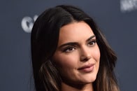 おしり半出し、ベッドで全裸も...ケンダル・ジェンナーの「見せすぎ」写真にネット困惑