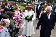 新国王も容赦なくからかうイギリス人は、皇室に対する畏敬の念に満ちた日本人と違って不敬か？