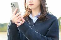 子どもの自殺増加は、SNSを介した女子の性被害と関連か