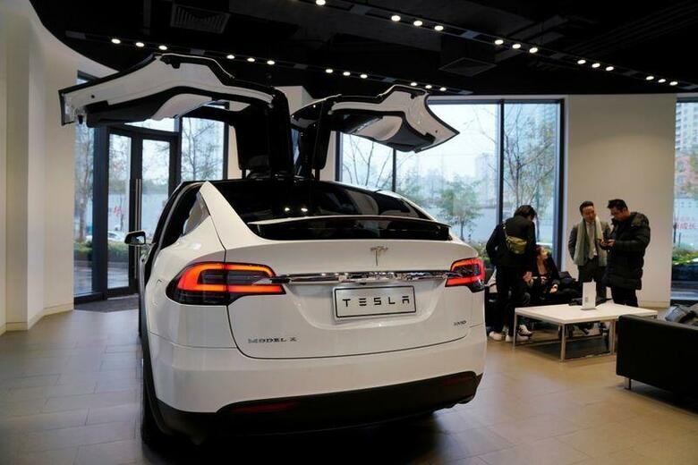 米電気自動車（EV）大手テスラは、暗号資産（仮想通貨）ビットコインを使ったテスラ車購入を近い将来に可能にする考えを示した。上海のテスラのショールームで2019年1月撮影（2021年　ロイター/Aly Song）