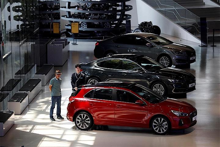 韓国政府は、部品や素材、機器の国内生産を促すため今後7年間にわたって研究開発に約7兆8000億ウォン（64億8000万ドル）を投資し、日本からの輸入依存軽減を目指すと発表した。写真は現代（ヒュンダイ）自動車販売店で2017年5月に撮影（2019年　ロイター／Kim Hong-Ji）