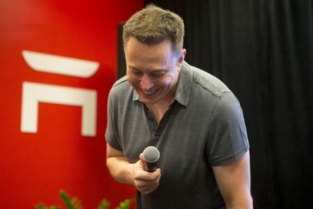 　５月１９日、米電気自動車（ＥＶ）大手テスラのイーロン・マスク最高経営責任者（ＣＥＯ）（写真）は、「テスラは１日２４時間、週７日、自分の頭の中にある」とツイッターに投稿した。マスク氏が米ツイッター買収に気を取られてテスラ経営がおろそかになると懸念されている。米カリフォルニア州で２０１５年１０月撮影（２０２２年　ロイター／Beck Diefenbach）