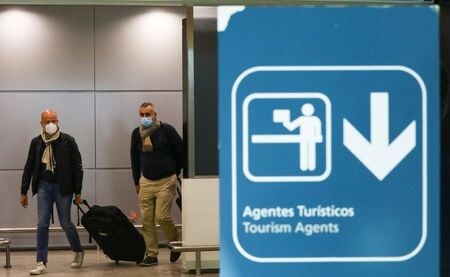 在米欧州連合（ＥＵ）代表部のスタブロス・ランブリニディス大使は２３日、米国政府が新型コロナウイルスの感染拡大防止のために欧州市民に課している入国制限を緩和するよう求めた。写真は、マスク着用でポルトガルのポルト空港に到着した乗客。２０２１年５月１７日に撮影。（２０２１年　ロイター／Violeta Santos Moura）