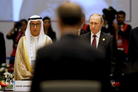 １月２６日、ＯＰＥＣ盟主サウジアラビアと非加盟の主要産油国のロシアが供給過剰対策をめぐり、歩み寄りに向け柔軟な姿勢を見せつつある。写真は プーチン露大統領（右）とサウジのアッサーフ財務相。アンタルヤで昨年１１月撮影（２０１６年　ロイター/JONATHAN ERNST）