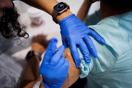 　米家庭医学会（ＡＡＦＰ）は８日、１８歳以上の成人全員、子ども、妊婦を対象に新型コロナウイルスワクチンの接種を推奨すると発表した。ワクチン接種の資料写真。ペンシルベニア州ランズデールで４日撮影(２０２５年　ロイター/Hannah Beier)