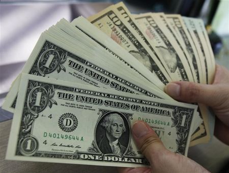 　１月５日、正午のドル／円は、前日ニューヨーク市場午後５時時点に比べてドル高／円安の１１９．６２／６４円の気配だった。都内で２０１１年８月撮影（２０１６年　ロイター/Yuriko Nakao）