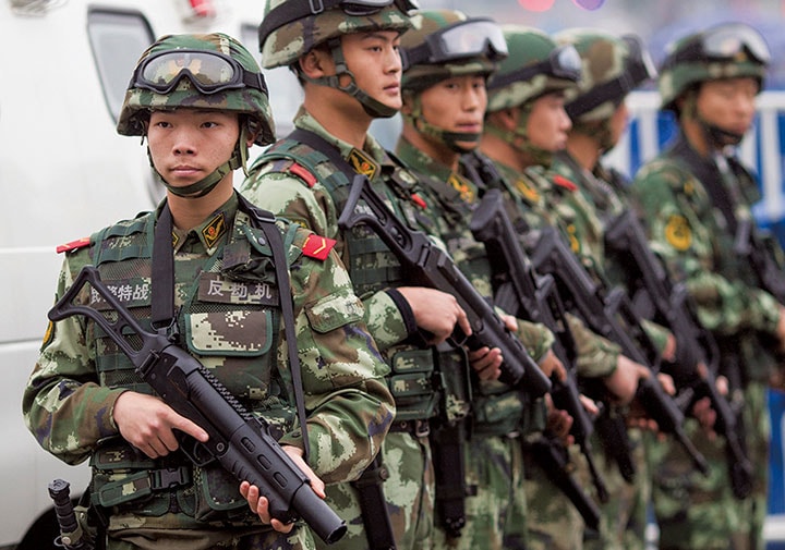 重装備の中国の武装警察　Alex Lee-REUTERS