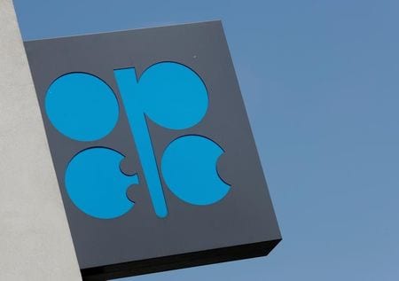 複数の関係筋によると、石油輸出国機構（ＯＰＥＣ）にロシアなど非加盟産油国を加えた「ＯＰＥＣプラス」は３日、来年１月から減産規模を日量５０万バレル縮小し、同７２０万バレルとすることで合意した。ウィーンで昨年８月撮影（２０２０年　ロイター/Leonhard Foeger）