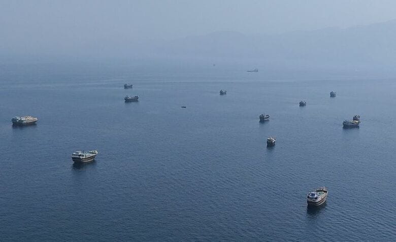 写真はホルムズ海峡付近の船舶。2026年8月28日、オマーンのムサンダムから撮影。REUTERS