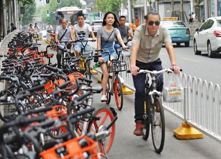 ９月５日、国営の新華社によれば、中国中部の武漢市は、安全上の懸念から今後のシェア自転車の導入を禁止。中国交通運輸省によると、上海、杭州、広州、福州、鄭州、南京の６都市も、新たなシェア自転車の導入を停止したという。写真は武漢市のシェア自転車。６月撮影（２０１７年　ロイター）