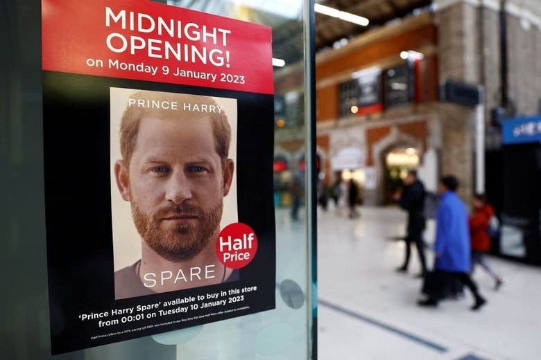 『スペア』の宣伝ポスター（ロンドン、1月9日）　Peter Nicholls-Reuters