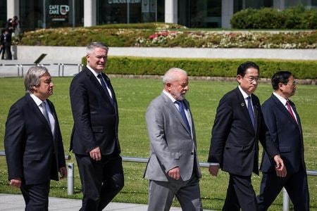 ブラジルのルラ大統領は２２日、広島市で開かれた主要７カ国（Ｇ７）首脳会議の合間に計画されていたウクライナのゼレンスキー大統領との会談はゼレンスキー氏側が約束の時間に間に合わず実現しなかったと述べた。写真は、２０２３年５月２１日に広島市の平和記念公園を訪れたルラ大統領（中央）。（２０２３年　ロイター／Takashi Aoyama/Pool via REUTERS）