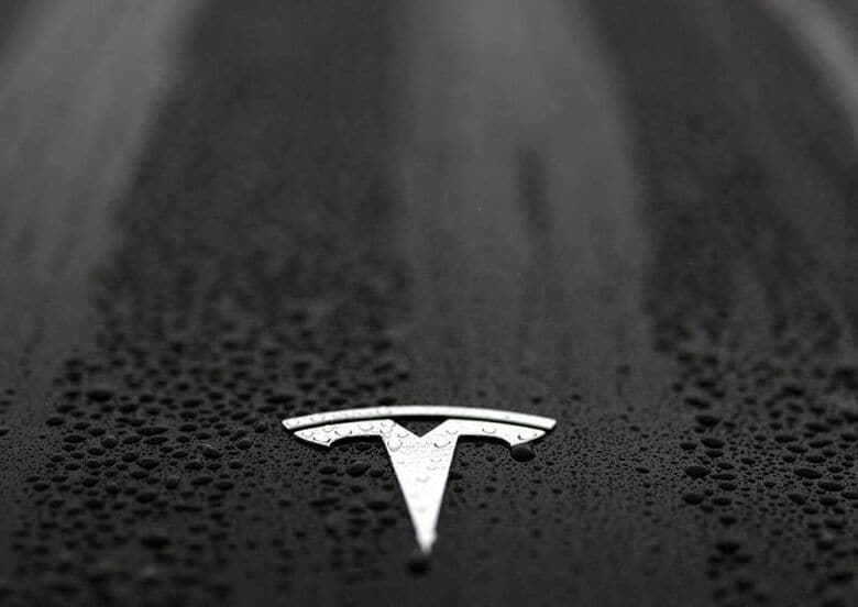 車体のテスラのロゴ。２０２５年４月、ベルギーのブリュッセルで撮影。REUTERS/Yves Herman