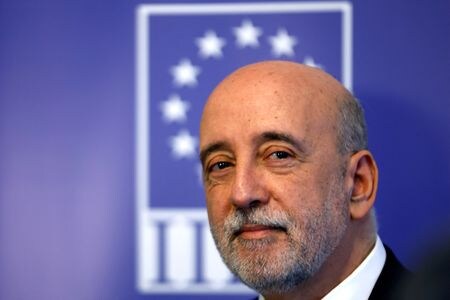 欧州中央銀行（ＥＣＢ）理事会メンバーのマクルーフ・アイルランド中銀総裁（写真）は２４日、インフレは正しい方向に向かっているが「異例の」世界的事態を踏まえ、次の金利変更には慎重姿勢を維持する必要があるとの見方を示した。２０２２年撮影。（２０２５年　ロイター/Clodagh Kilcoyne/File Photo）