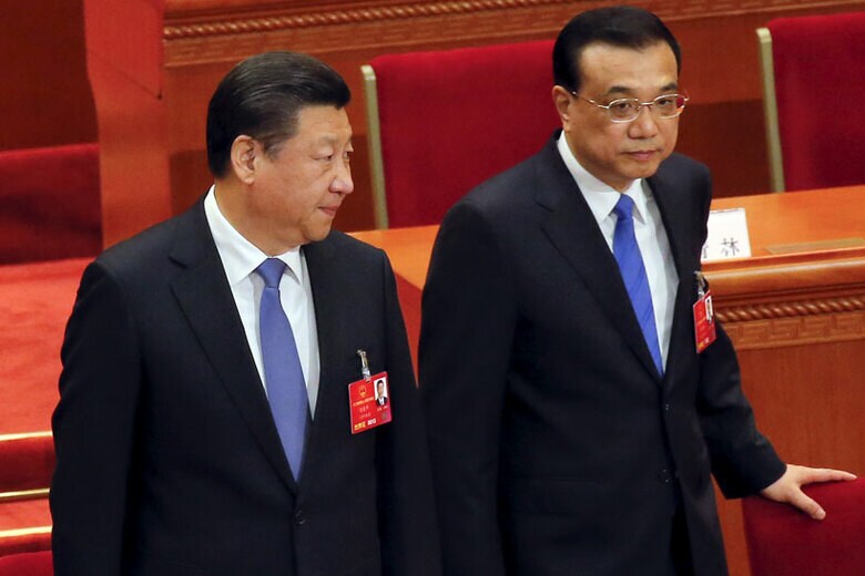 全人代の席に着く習近平国家主席（左）と李克強国務院総理　Damir Sagolj-REUTERS