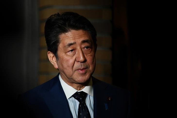 安倍晋三首相は２６日、新型コロナウイルス感染症の世界的な感染者・死亡者増加を受けて、新型コロナ特措法に基づく政府対策本部の設置を決めたと発表した。写真は３月２４日、東京の首相官邸で撮影（２０２０年　ロイター/Charly Triballeau）