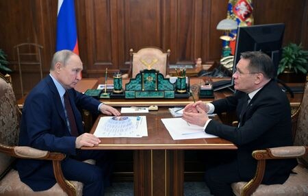 　ロシア国営原子力企業ロスアトムのアレクセイ・リハチョフ最高経営責任者（ＣＥＯ、写真右）は、プーチン大統領（左）のベトナム訪問中に、同国の原子力発電所開発への支援を申し出たことを明らかにした。ロシア通信（ＲＩＡ）が６月２４日報じた。昨年８月、モスクワで撮影されたロシア政府提供写真（２０２４年　ロイター）