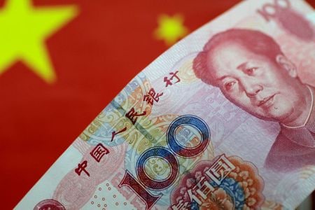 　中国国家外為管理局（ＳＡＦＥ）の元高官、管涛氏は、人民元相場は米中貿易摩擦を巡る懸念後退が支援材料となる見通しだが、資本フローが不安定化すれば影響を受けやすいとの見方を示した。第一財経日報が伝えた。写真は人民元紙幣。２０１７年５月撮影（２０１９年　ロイター/Thomas White）