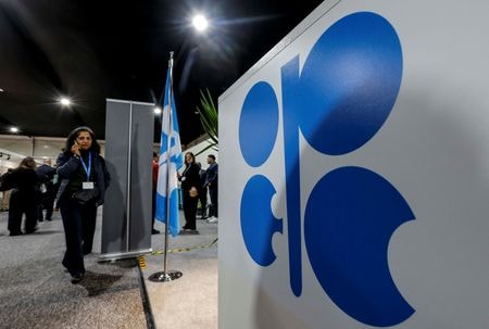 　石油輸出国機構（ＯＰＥＣ）は１１日発表の月報で、サウジアラビアが２月、米・イスラエルのイラン攻撃前に大幅増産していたことを確認したと発表した。写真はＯＰＥＣのロゴのそばを通り過ぎる女性。アゼルバイジャンのバクーで２０２４年１１月撮影(２０２６年　ロイター/Maxim Shemetov)
