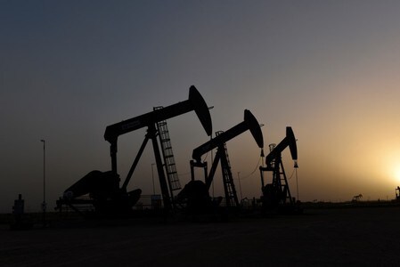 米国時間の原油先物価格は１ドルを超える下落。米原油在庫が予想以上に増加したことや、米中の「第１段階」の通商合意の署名が１２月にずれ込む可能性があると伝えたロイター報道を受けた。テキサス州ミッドランドで２月撮影（２０１９年　ロイター/Nick Oxford）