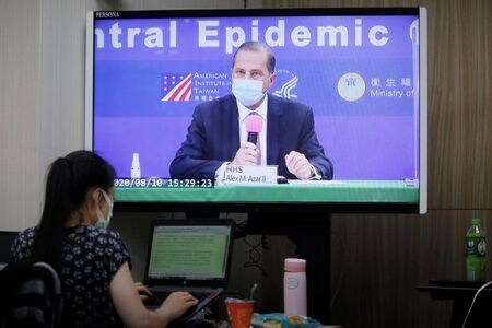 　アザー米厚生長官（写真）は８月１０日、新型コロナウイルスのワクチンや治療薬が米国で開発された場合、国内の需要を満たした後に他国に公平に供給する考えを示した。写真は台北で会見するアザー厚生長官（２０２０年　ロイター／Ann Wang）