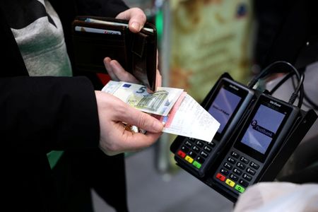 写真は１月、ブルガリアがユーロ圏に加盟した日にユーロのお釣りを受け取る買い物客。ブルガリアのソフィアで撮影。REUTERS/Stoyan Nenov