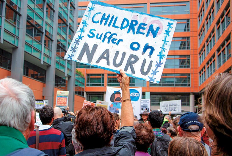 ナウルの移民収容所で起きている「児童虐待」を移民局に訴えるデモ（シドニー）　Jarni BlakkarlyーREUTERS