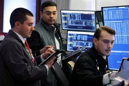 米ニューヨーク証券取引所（ＮＹＳＥ）のフロアで２３日撮影。REUTERS/Brendan McDermid/File Photo