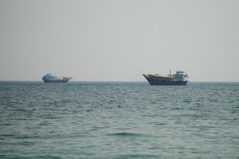 ホルムズ海峡の船舶　Stringer-REUTERS