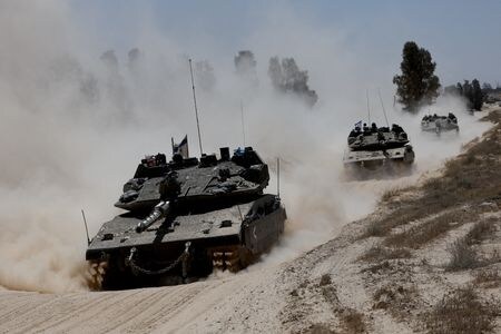 イスラエル軍は２１日、占領地ヨルダン川西岸地区を視察していた外交使節団が承認されたルートから外れたとして、警告射撃を行ったと発表した。イスラエル・ガザ国境付近で２０日撮影（２０２５年　ロイター/Amir Cohen）