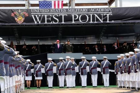 　トランプ米大統領は２４日、ニューヨーク州ウェストポイントにある陸軍士官学校の卒業式で演説し、これまでのＤＥＩ（多様性・公平性・包摂性）政策や北大西洋条約機構（ＮＡＴＯ）を非難した。２４日撮影（２０２５年　ロイター／Eduardo Munoz）