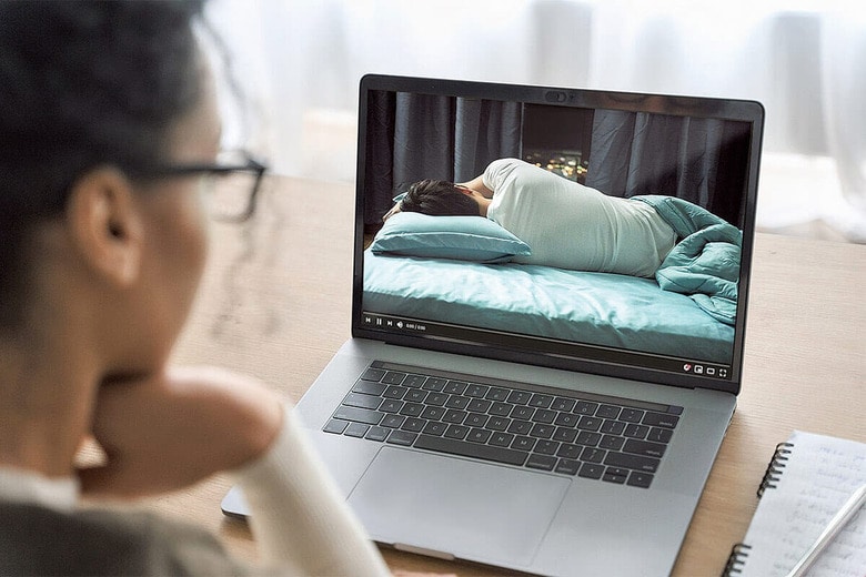 視聴者のニーズに応えるうちに映像が過激になる傾向はネットコンテンツの王道でもある　PHOTO ILLUSTRATION BY SLATE. PHOTOS BY KAIPONG/ISTOCKｰGETTY IMAGES PLUSｰSLATE AND INSTA_PHOTOS/ISTOCKｰGETTY IMAGES PLUSｰSLATE