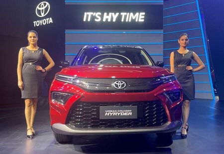 ３月３１日、トヨタ自動車のハイブリッド車（ＨＶ）の需要が急増しており、米国、日本、中国、欧州などの主要市場で在庫が逼迫していることが関係者の話で明らかになった。写真は２０２２年７月、ニューデリーで披露されたトヨタのアーバンクルーザー・ハイランダー（２０２５年　ロイター/Aditi Shah）