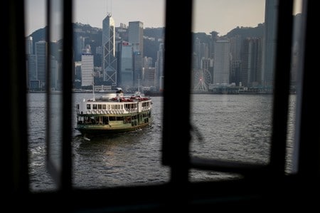 　１０月３１日、香港経済は、長引く抗議デモや米中貿易戦争の影響で、第２・四半期に続き第３・四半期もマイナス成長となり、１０年ぶりにリセッション（景気後退）に陥った。写真は香港のフェリー。８月２２日撮影（２０１９年　ロイター/Thomas Peter）