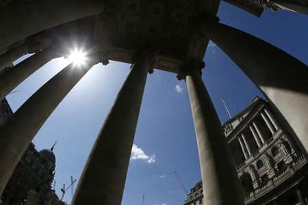 　５月２０日、イングランド銀行が公表した５月の金融政策委員会の議事録によると、委員会は全会一致で政策金利の据え置くことを決定したことが分かった。ロンドンの同中銀で１３日撮影(２０１５年　ロイター/STEFAN WERMUTH)