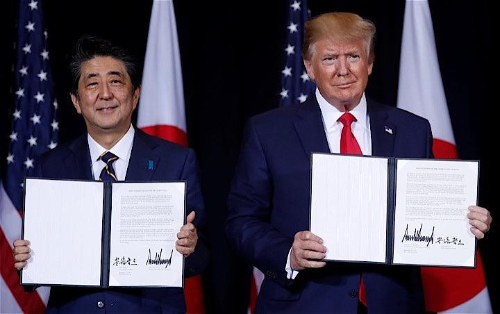 安倍晋三首相とトランプ米大統領は２５日、ニューヨークで開いた会談で貿易協定締結で合意し、合意文書に署名した（２０１９年　ロイター/JONATHAN ERNST）