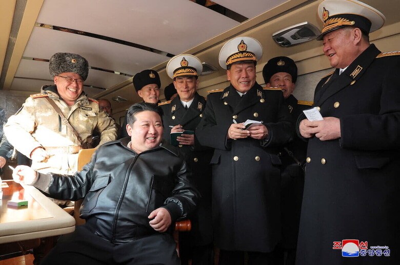 新型の地対艦ミサイルの発射実験を視察する金正恩（2月18日、場所不明）　KCNA via REUTERS 