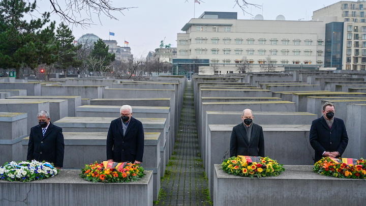 国際ホロコーストデー（1月27日）に、ベルリンのホロコースト記念碑に献花するイスラエルとドイツの政府首脳。世界でナチスがどのように語られてきたのか、日本人も知るべきだ　REUTERS-John Macdougall