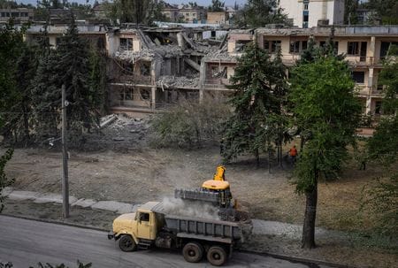 ロシア国防省は４日、ウクライナ中部の町ポルタワにある軍の訓練施設を３日に攻撃したことについて、ロシア国内の民間施設を標的とする攻撃に関与したウクライナ兵と外国人教官を狙ったと表明した。ミサイル攻撃を受けたクリヴィーリフで４日撮影。（2024年　ロイター/Andrii Gorb）