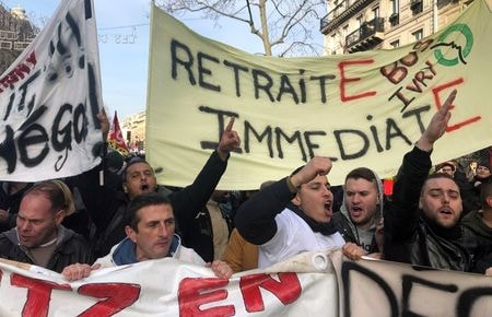 　１２月１７日、フランスの左派系労働組合は、年金制度改革に反対するストライキをクリスマスも継続する考えを示した。写真はストライキをする労組メンバーや労働者。パリで撮影（２０１９年　ロイター／Jean-Michel Belot）
