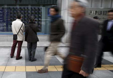 　１月１３日、東京株式市場で日経平均は７日ぶりの反発。前日比４９６円の大幅高となった。都内で７日撮影（２０１６年　ロイター/Yuya Shino）