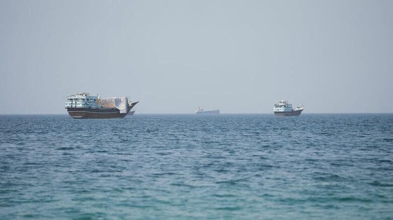ホルムズ海峡付近の船舶。8月6日、オマーンのムサンダムで撮影。REUTERS