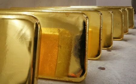 　英政府は６月２６日、英米日とカナダがロシア産の金の新規輸入を禁止すると明らかにした。ウクライナ侵攻を巡る制裁強化の一環。２０１８年１１月、ロシアのクラスノヤルスクで撮影（２０２２年　ロイター/Ilya Naymushin）