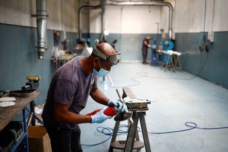 　Ｓ＆Ｐグローバルが２日発表した１０月のイタリア製造業購買担当者景気指数（ＰＭＩ）は４６．５に低下。新型コロナウイルス対策のロックダウン（都市封鎖）中だった２０２０年５月以来の低水準となった。ナルニで９月撮影（２０２２年　ロイター／Guglielmo Mangiapane）